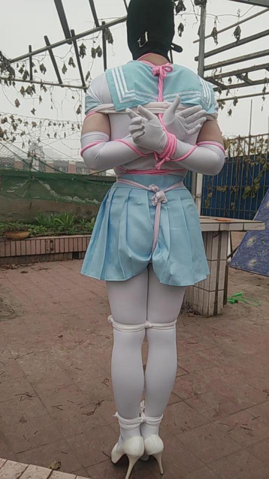  【惊险刺激的户外自缚】 伪娘学生服白丝白高五花自缚 8厘米yangju口塞堵嘴 这是第一次在户外自缚拍视频 这次自缚是在小区的屋顶花园里面完成的 时间是上午9点多 从视频声音可以听到旁边小学正在做课间操 小区旁边有一栋很高的居民楼 里面的人可以把我这里看个一清二楚 并且小区的各家屋顶花园之间是互通的 所以从楼下上来的人肯定是可以发现我的 <br><br>以前虽然也玩过户外自缚 不过都是在深夜外出的 并且都没有绑脚 曾经自缚也被人撞见过一次 不过当时在那人差异的眼神中我直接就从楼梯跑了 这次是把脚绑上的 一旦被发现 将无处可逃 所以整个自缚过程整个人都非常紧张<br><br>自缚刚完成不久 就发生了意外 我当时往旁边喵了一眼 发现旁边的屋顶花园有个阿姨正在看着我 我当时紧张极了 心想完了 该怎么办 阿姨过来的话我该怎么解释呢 就这样提心吊胆过了两分钟 我发现那个阿姨就在那边看着我 没有过来的意思 我紧张的心情也缓解了一些 于是决定横下心 继续玩下去 <br><br>大概有过了几分钟 我发现屋顶花园另一处又站了一个大叔 也在看着我 我又紧张了起来 生怕越来越多的人会上来 到时候被围观就不好了 于是急忙结束了自缚 <br><br>最后自缚也就玩了十分钟左右 虽然时间比较短 不过整个过程都非常紧张 也感觉非常刺激 <br>