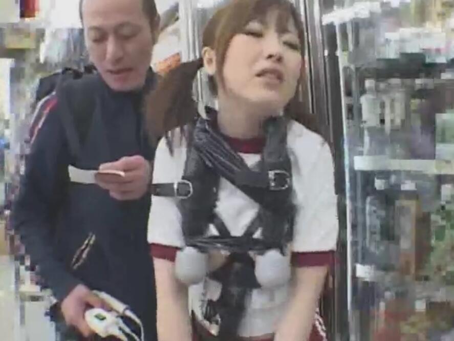 羞恥！強制お漏らしマシンパンツで街中を引き廻せ！浜崎りお 羞恥！強制お漏らしマシンパンツで街中を引き廻せ！ 浜崎りお<br>出演者：浜崎りお<br>レーベル：サディスティックヴィレッジ<br>品番：<span style='color:#b0b0b0;'>[隐藏文字，购买后可见]</span><br>少女穿上角色扮演的服装被特殊的强制高潮震动装备加在身上，在户外体验露出和强制高潮的快感！<br>