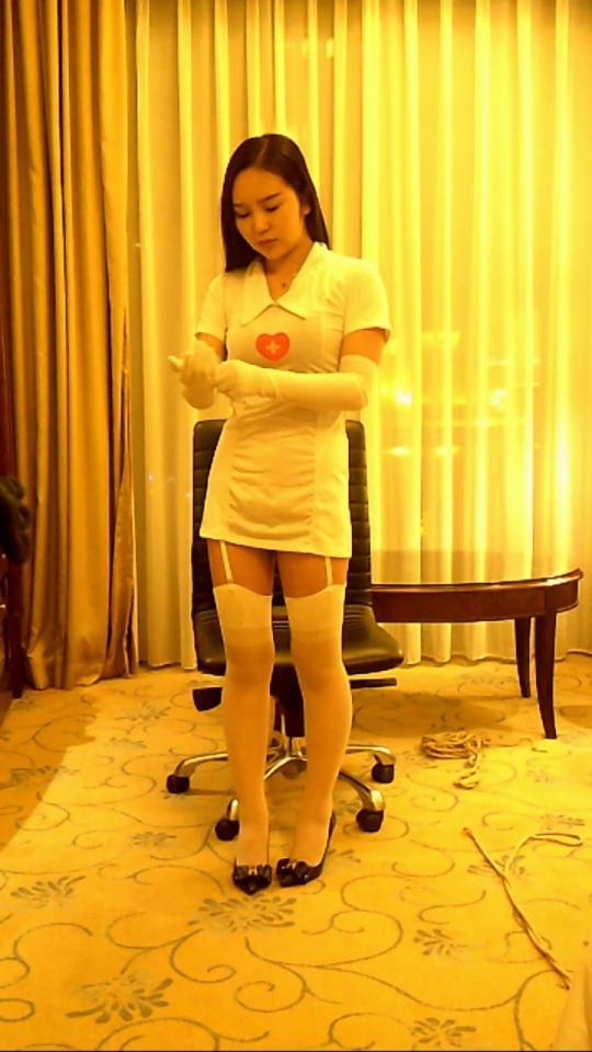 安安——M型腿的护士服：捆绑后抽烟的姿势也很帅，尝试强制性高潮  安姐牛B，捆绑的时候总是带着一种女烈的神情，被她瞪得我都害怕~~<br>捆绑起来后的抽烟姿势也是非常帅气~~<br>本来也想弄个强制性高潮，可惜安姐貌似能忍得住，虽然看得出来她是有感觉的，但是给硬撑住了。<br>牛B。<br>