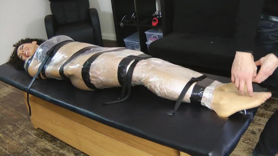 UKTickling - Kirstie's Mummified Foot Tickle Session 购买链接：https://clips4sale.com/studio/26605/9626267/Kirstie-s-Mummified-Foot-Tickle-Session--HD-version-<br>美女被全包后tk脚心，非常刺激 喜欢全包和TK的朋友不要错过