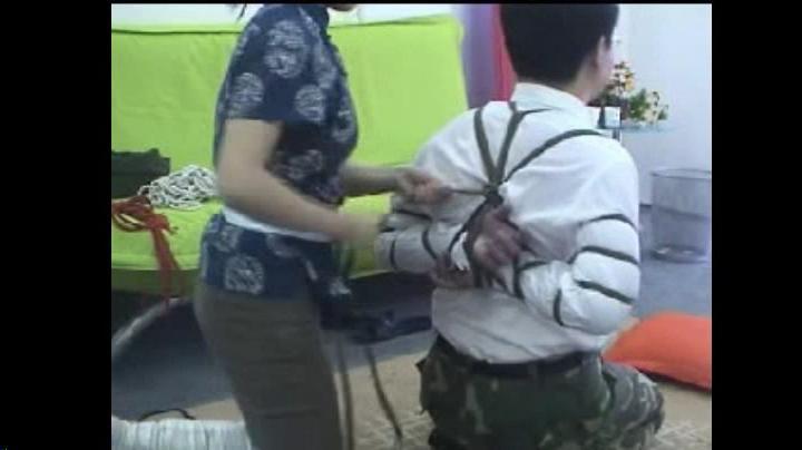 China Little Girl Rope Bondage 6 小女生的捆绑技术6 3 段视频分别演示了中国小女生的捆绑和控制技术。没有对话的视频。<br>3 clips showing China Little Girl's rope bondage and controlling techniques. No conversation. Pure bondage.