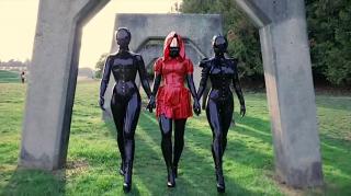 a-walk-in-the-park reflectivedesire网站的作品。<br>3个女孩头戴mask身穿不同风格的胶衣外出。米国人还是会玩啊...