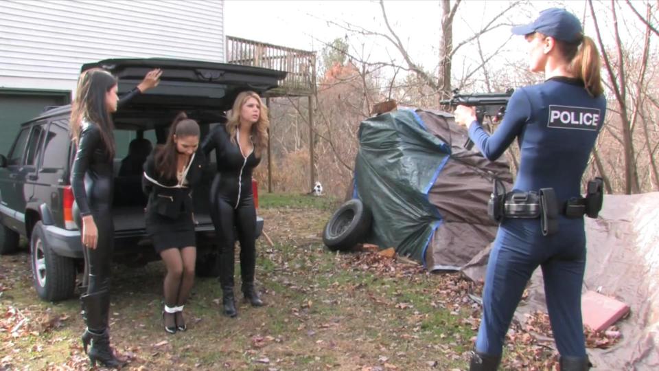 No Honour Among Thieves - Remastered (MP4 1080p) - Jasmine St James, Carissa Montgomery, Autumn Bode No Honour Among Thieves - Remastered (MP4 1080p) - Jasmine St James, Carissa Montgomery, Autumn Bodell & Anna Lee<br><br>From: Beauties in Bondage <br><br>Beauties站剧情大片<br><br>卡丽莎和贾斯敏是两个惯犯窃贼，她们认为自己的老板安娜总是在刨削她们所获得的赃物，于是来到安娜家找她对质，结果却遭到安娜持枪劫持，但是她们很快解开了捆绑又反捆了安娜，准备把她带走，但是在屋外却碰见了手持MP5冲锋枪的女警，女警势必要将这三人逮捕，于是用枪压着她们进屋，先捆绑了卡丽莎和贾斯敏，最后在对付BOSS安娜的时候除了岔子，导致女警自己也深陷泥潭<br><br>购买地址：https://www.clips4sale.com/studio/33391/18174758/No Honour Among Thieves - Remastered (MP4 1080p) - Jasmine St James, Carissa Montgomery, Autumn Bodell & Anna Lee