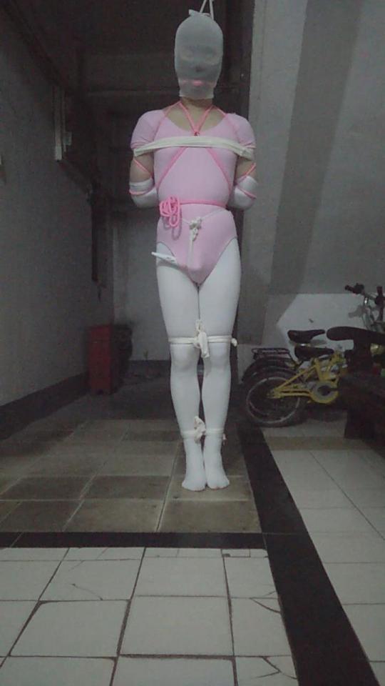 【惊险刺激的户外自缚第三弹】 伪娘芭蕾体操服白丝袜 五花后高手+塞口球+丝袜套头+勒脖吊缚 震动棒强制高潮      这次自缚依旧是在小区的居民楼一楼入口处完成的 时间是半夜一点左右 <br><br>    自缚刚开始 就发生了意外 小区内传来了脚步声 我也赶紧藏在了1楼的下面 我在下面听声音感觉那个人在楼梯上停留了几秒 我当时以为是发现了我绑在栏杆上的绳子 不过后来看视频才发现那个人其实已经发现我了 还探出脑袋来看了我一下 不过还好那个人没有下来 直接上楼了（后面看视频的时候也吓出了一身冷汗） 后面我觉得应该不会再有人回来了 于是继续完成自缚 后面还是比较顺利 没有人再回来了     <br><br>    这次自缚还用上了震动棒 以前买过一次震动棒 不过那次买的棒子震动的声音特别大 在自己屋子里打开震动 感觉隔壁屋子里都听得到声音 不过这次买的棒子不错 震感很强烈 但是声音却特别小 几乎听不到声音     <br><br>    头套加上塞口球加上丝袜套头加上脖子被勒住 感还是比较强的 呼吸不是特别顺畅 为了脖子好受点 不得不一直垫着脚尖 最后在加上震动棒的刺激下终于没有忍住。。。<br>    最后忠告各位同好 这种自缚有风险 千万不要轻易模仿。。。 