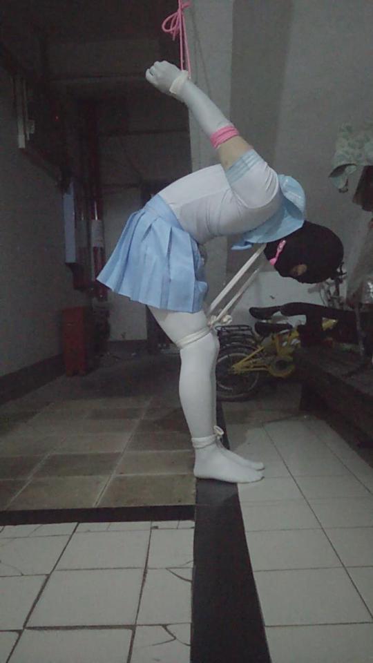 【惊险刺激的户外自缚第四弹】伪娘高难度欧式后手吊缚 学生服白丝袜口球堵嘴 小区一楼入口处的自缚     这次自缚是在小区一楼入口处完成的 从半夜一点左右开始 直到两点半左右才结束（整个过程有点一波三折后面会详细讲）<br>    自缚开始 在刚好把所有前期过程全部完成 就差最后吊上去的时候 小区有人回来了 我赶紧躲在了一楼里面 顺便也把拍摄的手机也藏起来了 这次回来的人没有发现什么异样 直接上楼了 然后我又重新拍摄 继续完成自缚<br>    在完成整个自缚大概两三分钟后 又出现了状况 小区对面的窗户的灯突然亮了 并且通过窗户可以看到里面有人在走动 这时候我是真的慌了 因为对面房间的隔壁就是小区保安室 我怕对面的人如果发现了我 去保安室叫上保安一起过来的话 事情可能就闹大了 于是我赶紧挣脱了束缚 回到了自己房间里 <br>    在房间里等了一段时间 平复了心情 大概两点左右 我又来到了自缚地点 对面窗户的灯也灭了 于是我重新开始自缚 后面还是比较顺利 没有再发生什么意外了 <br>    这种吊缚还是非常痛苦的 吊上没多久 双肩就开始痛了 手也开始发麻 最后挣脱束缚的时候 基本已经快到极限了 总的来说 这次自缚真的是很刺激 <br>    由于天气比较冷 前后折腾的时间也很长 当晚就感冒着凉了 视频是几天前拍摄的到今天感冒才好 以后在天气暖和之前会尽量少去户外玩了   <br>    
