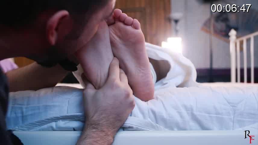 RussianFetish - Vasilisa's feet lick-tickle in blanket and Double tickling with Amina 非常好看的TK视频，前半部分为美女模特Vasilisa被棉被全包TK脚心、舔脚，后半段是Vasilisa和Amina被捆绑在一起TK脚心，挣扎不断<br>购买链接：https://www.clips4sale.com/studio/28730/19012101/Vasilisa's feet lick-tickle in blanket and Double tickling with Amina (FULL HD MP4)