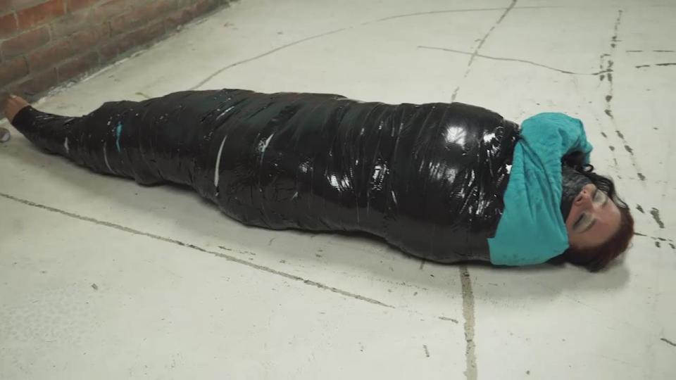 2 fuzzy blankets, lots of tape & a 20 wrap gag born to be bound的作品<br>购买地址：https://www.clips4sale.com/studio/8358/18382929/2 fuzzy blankets, lots of tape & a 20 wrap gag<br>Fayth on Fire is determined to get JJ into 2 fuzzy blankets and tons of tape just because she likes to look of it.  She puts tape around her while standing and rolls her up in a small fleece blanket and tapes it in place, then it is time for a huge fuzzy blanket and enough tape to keep it in place. Then her mouth is stuffed with panties, vetwrap around her face and then 15 layers of tape around her head!! Fayth tapes JJ up the rest of the way and some struggling occurs but Fayth returns for more and adds 5 more layers of tape to the helpless womans face and tapes up more of her feet. Then she is left alone with absolutely no way to get out of such a heavy blanket bondage. She can occasionally get enough momentum to roll….