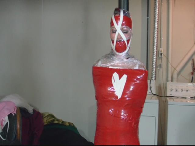 Cherry Pole taped  born to be bound的作品<br>购买地址：http://borntobebound.com/updates/?p=2216<br><br>美女被做成木乃伊<br>It’s been a while since Cherry Busom has stopped by for some bondage, but I decided to mummify her to the pole while she is wearing an all in one open bottomed girdle. She had never been mummified before. She is a cutie pie pin upand burlesque girl that is a huge ball of energy and bounces around and talks a ton….so it is especially fun to prevent her from moving or speaking much. When the clip starts she has been saran wrapped to the pole and there is a red harness gag on her. I add a bit more saran wrap and then start in with the thick black electrical tape. Then I decide to write I love JJ in white electrical tape as she wriggles at the pole, not being able to see well because of the saran wrap over her eyes. I swat her with an opera length glove and then remove the wrap from her eyes and remove the harness gag to put that glove in her mouth. It fills it up nicely. Then I wrap it her with more saran wrap as she hums., wrap thick black tape over that and then add more black tape letting her struggle. I’m not done. I have some bright red duct tape and I wrap her up from her ties to her head, then I add more tape to her face prettying up her gag and putting a little heart on her chest. I know her very well and I can tell she’s struggling with the gag so I cut her out on film. She’s super sweaty and her hands are numb. I hand her a towel and she dives down onto the floor and cuddles up.
