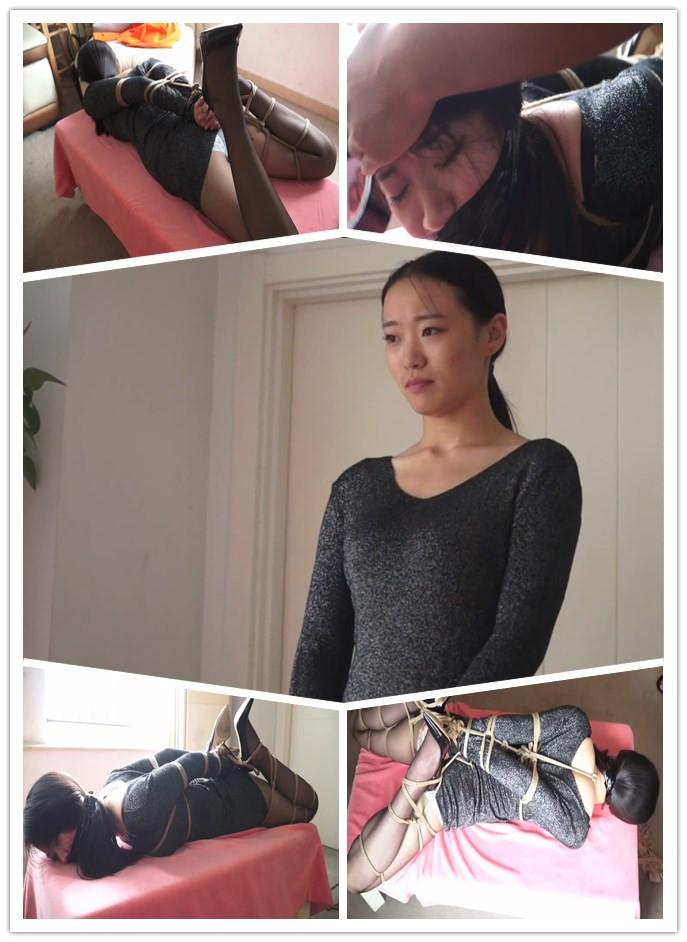 真假劫匪之美女货物下 剧情接着上集，杜扬演的美女被入室后，劫匪表示只求财，杜扬为了保命只能说出银行卡密码。劫匪取完钱回来以后对杜扬说自己有个爱好就是喜欢捆绑美女，让杜扬换身衣服换个姿势重新绑一遍，绑完就放了她。杜扬同意了，换了身衣服，劫匪把她绑成严厉的直臂，大腿小腿绑一起。然后劫匪打了个电话给，和电话那头人说货物已经准备好了，让他来提货，杜扬惊恐的问劫匪不是说绑完就放了她吗。劫匪哈哈大笑说：劫匪的话你也信啊，你太天真了，其实我是人贩子。然后他就把杜扬的嘴堵好等老板来提货了。杜扬只能毫无意义的挣扎。<span style='color:#b0b0b0;'>[隐藏文字，购买后可见]</span>