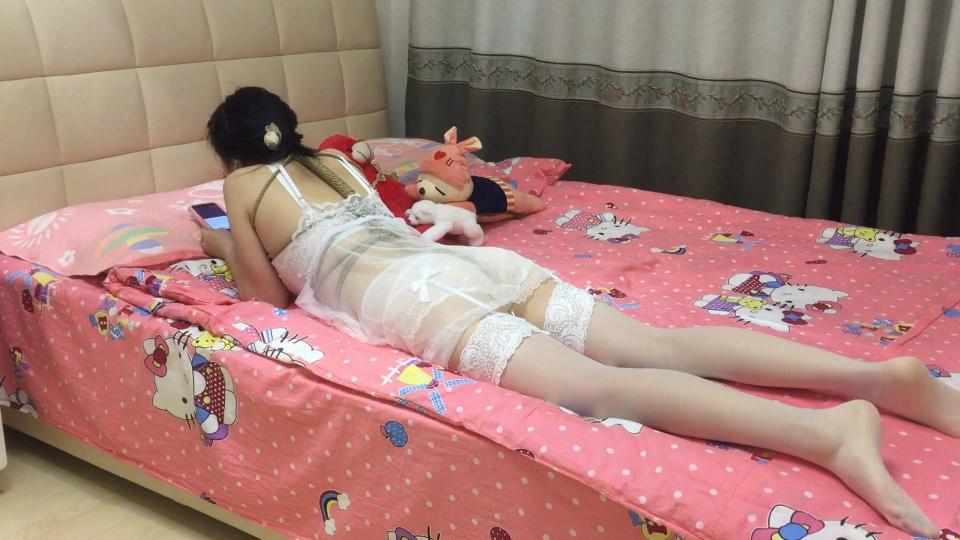 【旋律受虐记系列4】个人首部剧情片入室抢劫 白丝龟甲M开脚缚、电击拷问、电动工具、强制绝顶、口水横飞、妹汁四溢 个人首部剧情片。那个电击器太厉害了。试的时候每电击一下，肌肉就跳一下，好痛阿。调到2档就受不了了。可怕的是，一共有15档。。。。<br><br>另有原味丝袜出售，产量不高，预购从速哈~~<br><br>诚招哈市绳模，咨询、定拍QQ：3516138223 （只接受健康定拍）<br>本人更多精彩视频：https://www.smlin8.com/video_list.php?uid=900521