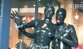 Fetish Evolution 国外的乳胶衣聚会，各式各样的胶衣。<br>其中最有趣的是看不见路小姐姐和锁住不动小哥哥，就是不能通过自己意愿去行动，只能依靠别人牵着和推着，太可怜了！—-—