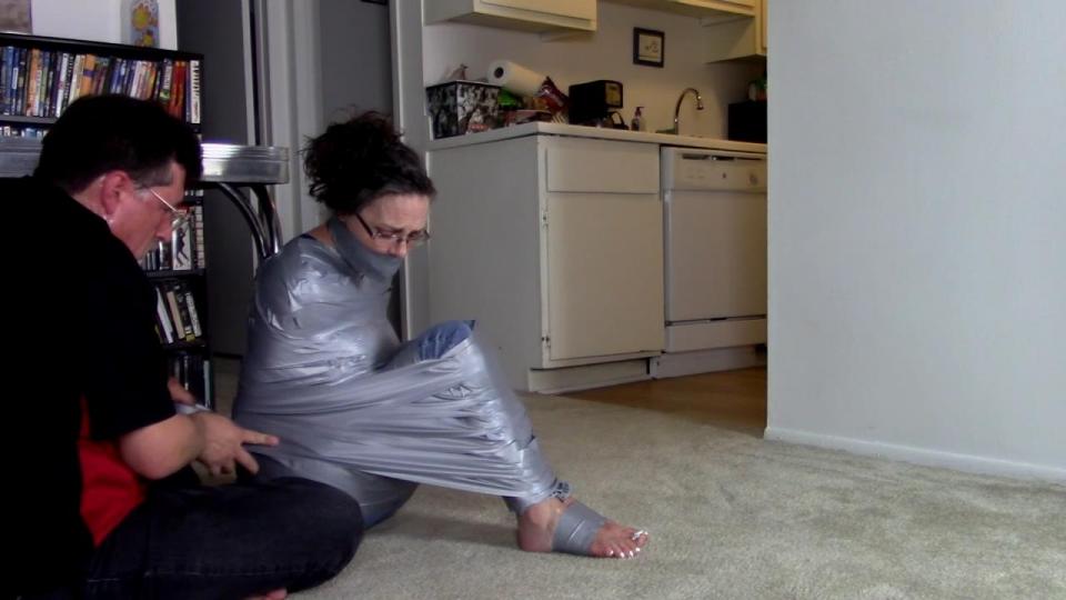 Genevieve - Taped To A Table (MP4 Format) Genevieve - Taped To A Table (MP4 Format)<br><br>From: Cinched and Secured <br><br>Genevieve最近非常的缺钱，因此她决定将她厨房里面的一些旧家具卖掉来赚点钱，但是她没想到买主非常的挑剔，买主说她厨房里的一个桌子腿不结实，Genevieve向他保证不会，而且在一旁不停的向买主抱怨唠叨，这时买主烦了，于是他想亲自测试一下结实度，就拿出胶带把Genevieve紧紧的捆绑包裹在了桌子脚上，还拿出丝袜堵上了她的嘴防止她乱叫<br><br>购买地址：https://www.clips4sale.com/studio/109778/18298944/Genevieve - Taped To A Table (MP4 Format)