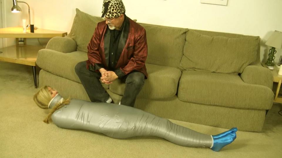 Dakkota Grey - Super D's Mummification Mishap (MP4 Format) Dakkota Grey - Super D's Mummification Mishap (MP4 Format)<br><br>From: Cinched and Secured <br><br>Grey扮演成一个超级英雄来面对邪恶的Fez博士，但是当Fez博士得知这个傻女人并没有任何超能力时，他笑了，这个女人原来只是想无脑伸张正义而已，Fez博士决定给她演示一下什么是超能力，Fez博士只打了一个响指后，Grey身上立刻就被无数的绷带缠成了木乃伊，嘴巴也被堵住<br><br>购买地址：https://www.clips4sale.com/studio/109778/18986393/Dakkota Grey - Super D's Mummification Mishap (MP4 Format)