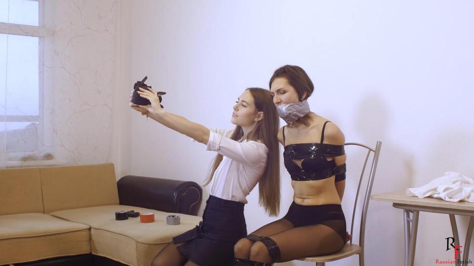 Colibri from the fetish club (FULL HD MP4) Colibri from the fetish club (FULL HD MP4)<br><br>From: Tickling in Russia - Russian Fetish <br><br>Colibri和Maya两个人是好闺蜜，Colibri邀请Maya进入一个高级的恋足俱乐部，但是却遭到Maya的拒绝，于是Colibri决定用强的，Colibri带着枪和胶带来到Maya的公寓内绑架了她，Colibri用胶带对Maya进行了严密的捆绑和堵嘴，还和她说俱乐部的人会非常喜欢你这样被捆绑堵嘴的样子的，最后Colibri不顾还被捆住的Maya就给她套上外衣，准备将她绑架回自己的俱乐部<br><br>购买地址：https://www.clips4sale.com/studio/28730/18950053/Colibri from the fetish club (FULL HD MP4)