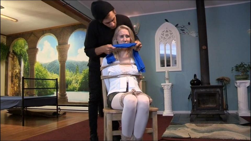 Novice Reporter (MP4 720p) - featuring Cadence Lux Novice Reporter (MP4 720p) - featuring Cadence Lux<br><br>From: Beauties in Bondage <br><br>Beauties站剧情大片;一伙恐怖份子绑架了一名政治家，该组织向美国政府提出要求想和一名记者谈谈，说出他们放人的条件；Cadence作为一名年轻的女记者，自然会利用任何的机会来提升她的事业，当Cadence上了恐怖份子的车以后，对方要求到达目的地之前把Cadence的眼蒙上，Cadence同意了，到了之后Cadence却觉得不对劲了，这地方，这房子，周围一个人烟都没有，于是恐怖份子原形毕露，绑架了Cadence，还打电话给Cadence的父亲要赎金<br><br>购买地址：https://www.clips4sale.com/studio/33391/16878878/Novice Reporter (MP4 720p) - featuring Cadence Lux