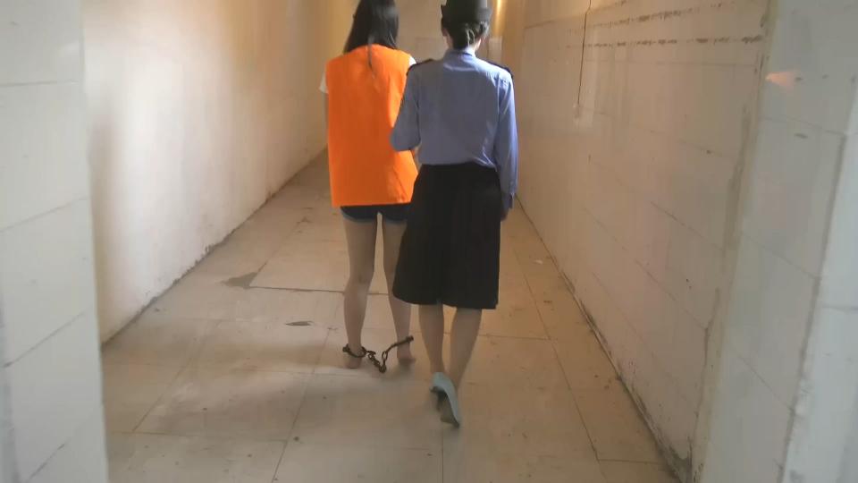 梨花雨 女犯马悦 梨花雨出品 继续发布梨花雨女犯系列作品 冰冷的手铐 沉重的脚镣 无一不在警示着我们...喜欢女囚作品的同好有福了