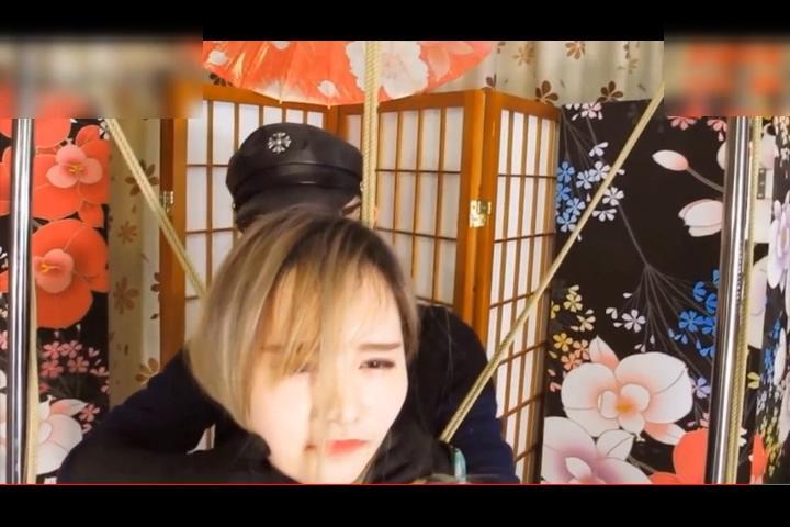 【邕娘】萝莉教程后的调教 【邕娘】萝莉教程后的调教<br><br>详细的后手缚教程讲完后，堵嘴按摩棒强制刺激GC，挣扎无用。<br><br>00:20:16