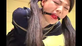 口水和失禁 女m被调教的口水之流 加入了按摩棒后被刺激的失禁