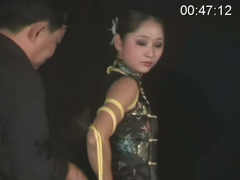 雅俗阁狱乐营现场实录 该作品是雅俗阁和狱乐营联手推出的老片，片中有两家的多位模特共同出演，其中包括知名的雅思、雪儿等，内容精彩，本片为其中的第一个选段。