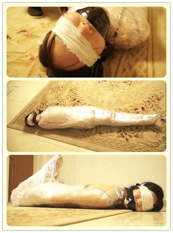 逍遥订制——商人之女惨遭保鲜膜全包上 林丹丹是一位商人的女儿，一人独居。<br>这天她订的快递到了，好心的快递员还帮她把货物搬进了屋。<br>林丹丹签收完快递，快递员却露出了自己绑匪的真面目，一下子捂晕了林丹丹。<br>等到醒来时，林丹丹发现自己全身已被保鲜膜全包住了。<br>怎么回事？这个快递员是谁？为什么要这么对我？<br>过了一会儿，快递员把她的大小腿包到一起，看来真的没有逃脱的可能了......<br>百度云压缩包文件后缀修改成mp4即可播放，不需解压。