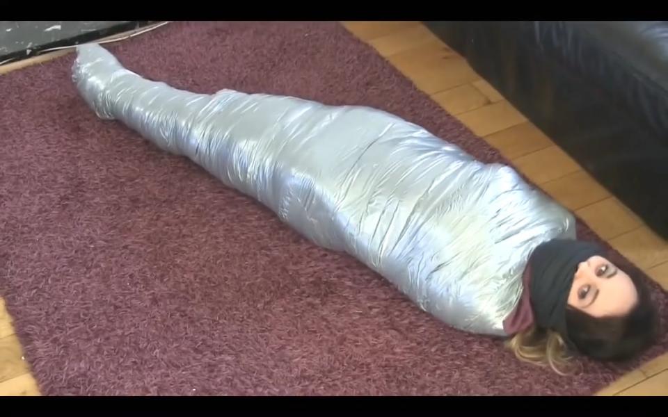 Wrapping Carleyelle The attic of Jack Bond站视频Wrapping Carleyelle<br><br>刚刚打扫完卫生的Carleyelle就被歹徒劫持遭到胶带全包紧缚<br><br>https://www.clips4sale.com/studio/45206/15031267/Wrapping Carleyelle