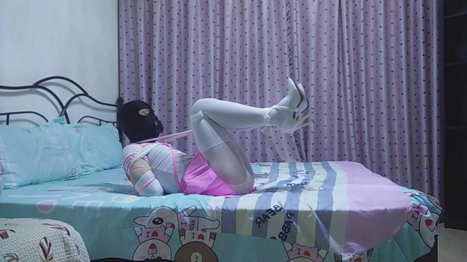 [Xiexiaocan] Let's Try: Self Bondage In Savior Uniform In Hotel ©Xiexiaocan<br><br>Summary:<br><br>This time I will be trying a high difficulty bondage position, the high position bondage. After completing the bondage position, I felt like almost the same as other people's work since it is really tight, and hard to struggle out. I have tried this before at once, but failed to untie the knot by myself. So I used the scissors. But this time I'm fortunately enough that I did not mess the untying part up.