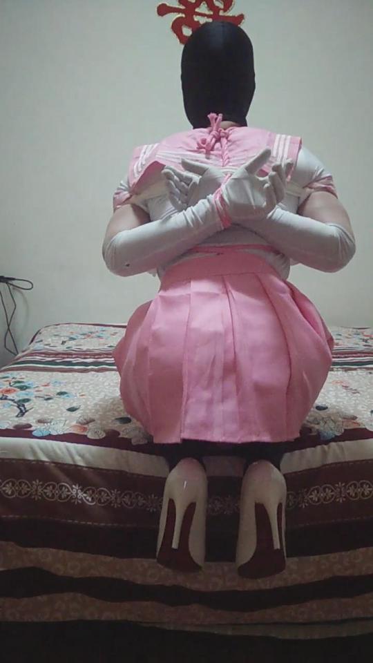 [xiexiaocan] Let's Try: Self Bondage Tutorial~! ©Xiexiaocan<br><br>Summary:<br><br>A lot of people have messaged me to ask me how to make the knots for high position self bondage, and I figured why not make a tutorial for you guys to learn, to improve with me. Also the video is not perfect, so if you have any suggestions to help me to improve those knots, I will be glad to hear from you. Anyway, before trying anything, don't forget to keep something sharp at a safe place that you could reach during the process to avoid some potential damages... Enjoy!