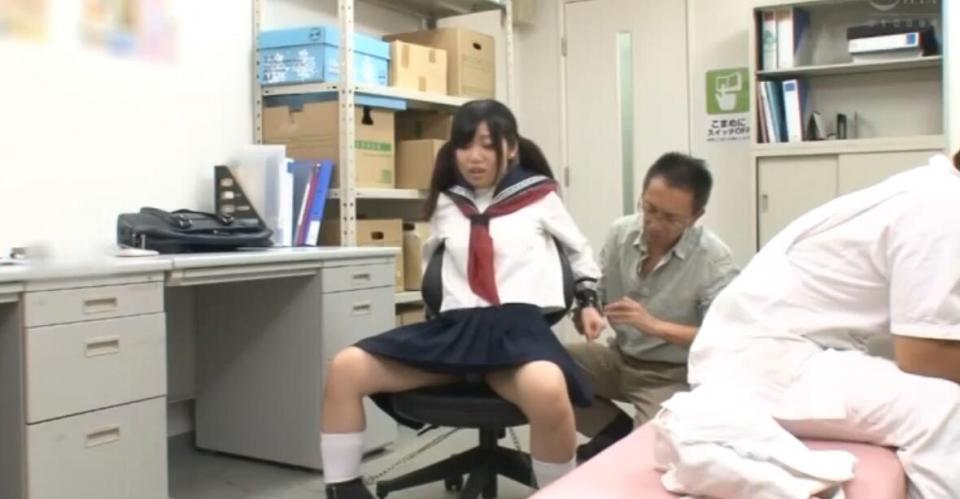 万引き女子●生バックヤード拘束輪姦 万引きをした女子●生を捕まえ、バックヤードに拘束して従業員全員で入れ替わり立ち替わり性的制裁を加えて犯しまくる！ 识别码:	AP-524<br>发行日期:	2018-03-07<br>长度:	170 分钟<br>导演:	まさのり  <br>制作商:	アパッチ（デマンド）  <br>发行商:	HHHグループ 
