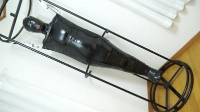 Mummification ver.015 レーベル: ココアソフト<br>品番: <span style='color:#b0b0b0;'>[隐藏文字，购买后可见]</span><br>解像度: 1280×720<br>合計サイズ: 1.47GB<br>在庫: 在庫あり<br>黒色のビニールテープで全身グルグル巻き状態にし、更に特殊器具を用いて、宙吊り状態に！！<br>宙吊り状態で、口元も塞ぎ呼吸困難状態なのに、更にスタンガンで攻撃！！<br>露点部分已删除<br>地市：https://www.talaat.net/index.php?route=product/product&product_id=684