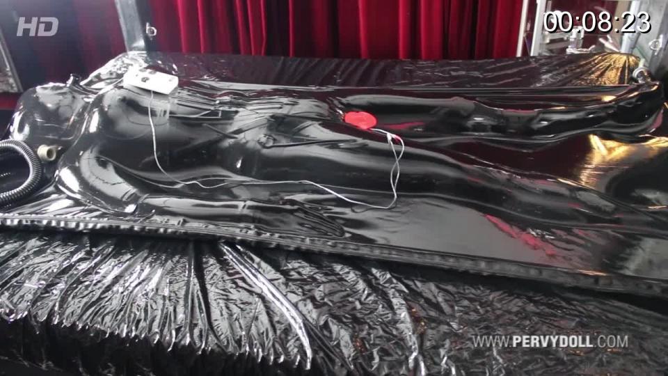 trapped-in-the-vacuum-bed-pt3 购买网站：http://www.pervydoll.com/club/portfolio/trapped-in-the-vacuum-bed-pt3/gallery/videos/<br>几分钟后,我发现自己在杜塞尔多夫Fetisch公寓。 在床上已经准备真空床和我的一个橡胶的服装。 看起来一切都是精心安排和计划。 我被迫打扮,所以我做到了。 我穿上黑色橡胶恋恋不忘,我的胸衣、袜子和手套和橡胶情妇坚持要我穿我的充气ballhood。<br><br>我不得不坐在gynchair和女主人传播我的腿,打开我的裤裆拉链和e-stimulation设备的电极安装在我的洞和橡胶下在我身上。 几分钟后我躺在真空床上,通过小管我ballhood喘着粗气。 真空泵开始慢慢地去工作,我觉得很慢,我是粘在乳胶床单和越来越固定化。<br>片名：trapped-in-the-vacuum-bed-pt3<br>片长：00:29:19<br>
