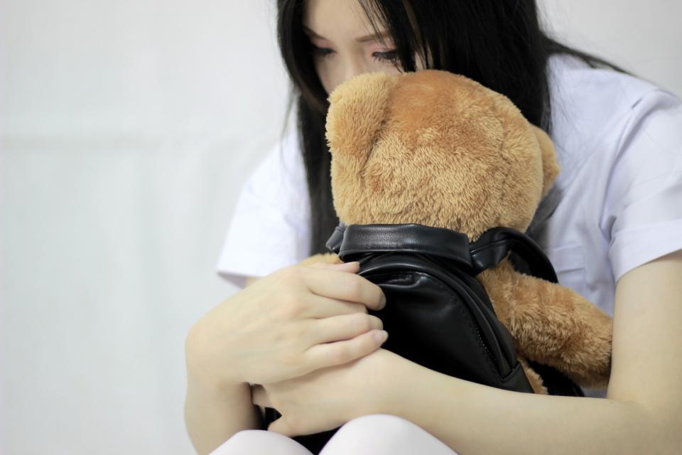 【旋律受虐记8】被劫的高中生（学生服，白丝袜，捆绑挣扎，足尖踮地吊缚，两种电动工具，久违的妹汁再次出现 内容不多介绍，看视频就好了。<br><br>另有原味丝袜出售，产量不高，预购从速哈~~<br><br>诚招哈市绳模，咨询、定拍QQ：3516138223 （只接受健康定拍）<br>注意：百度盘为了防止被和谐所以压缩成RAR的。观众请下载后解压。<br>本人更多精彩视频地址：https://www.smlin8.com/video_list.php?uid=900521