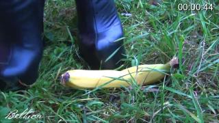 №66 High heel crush a banan. I force to lick shoes! Lick it well! 小姐姐带你去户外草地剥香蕉吃，剥完香蕉靴子变得很脏了，你可以帮她清理吗？