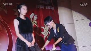 女大学生魔术表演 美女大学生的魔术表演