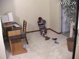 白领被捆绑 正在电脑桌前工作的白领被歹徒捆绑劫持。