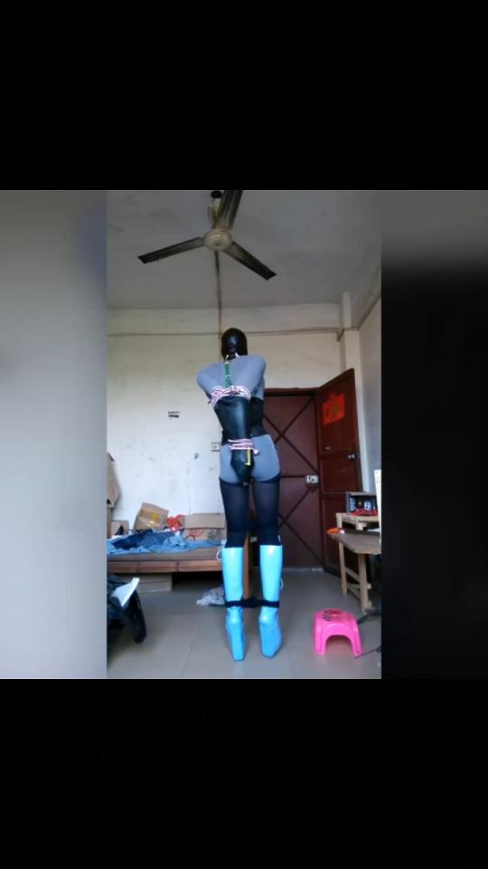 单手套自缚详细教学 让你体验真正能并肘的单手套自缚 本人CD，非常喜欢单手套自缚，浸淫此种玩法研究已有很长一段时间。<br>这是我的第一次录制视频，请原谅简陋的环境和制作的拙劣，以后会逐渐完善！<br>喜欢单手套的朋友还请多多支持！有什么意见也请提出来，我一定会在下个视频中尽力完善！<br>感谢大家！<br>另外因为我不怎么会发视频，此次视频还是请黑猫前辈代发的，在此特别感谢她！ 