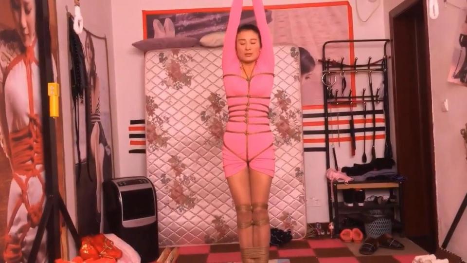 [Luyou Studio] Model being Suspended Up! ©Luyou Studio<br><br>Ms. Wang is being tied up and suspended with her hands up. And we have a lot of tools to play with in this video, please purchase the video to check it out!