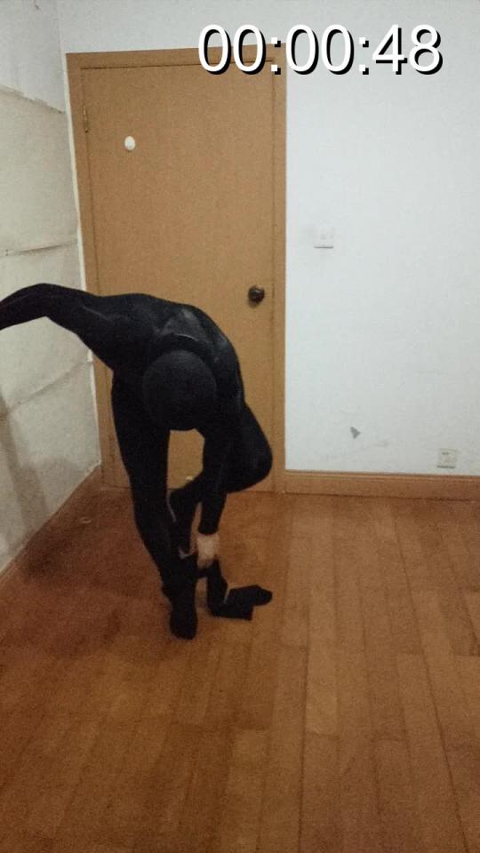 来一个黑丝全包 前面都是肉丝全包。<br>先用一条丝袜遮住自己的丑脸????。<br>再穿上两条发亮的冰丝紧身衣，滑滑的感觉真是好，要是有个伴就好了。<br>刚买了一条黑丝看看效果怎么样？<br>有冰丝紧身衣是好，丝袜也滑很顺利的进去了。<br>要不是天热，真想在里面多待一会。舒服刺激！