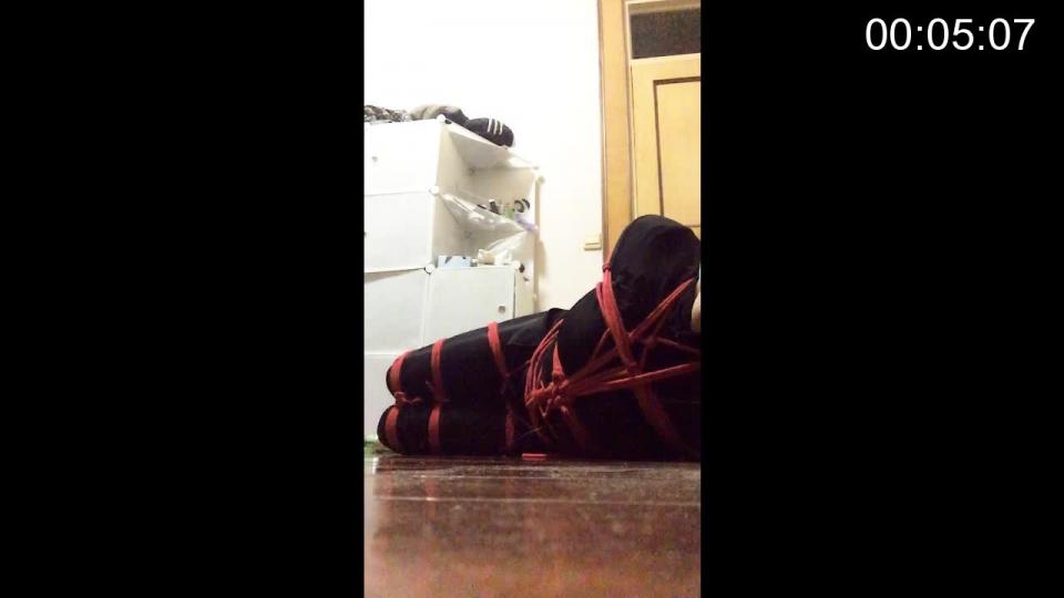 【cd小美】无助的驷马自缚 钥匙悬挂在高处，然后全身捆绑加上后肘捆绑，手用带锁的皮铐拷着 还好没有太紧后来打开了绳套，如果是绑紧的话是连坐都坐不起来的。真的拘束并快乐着