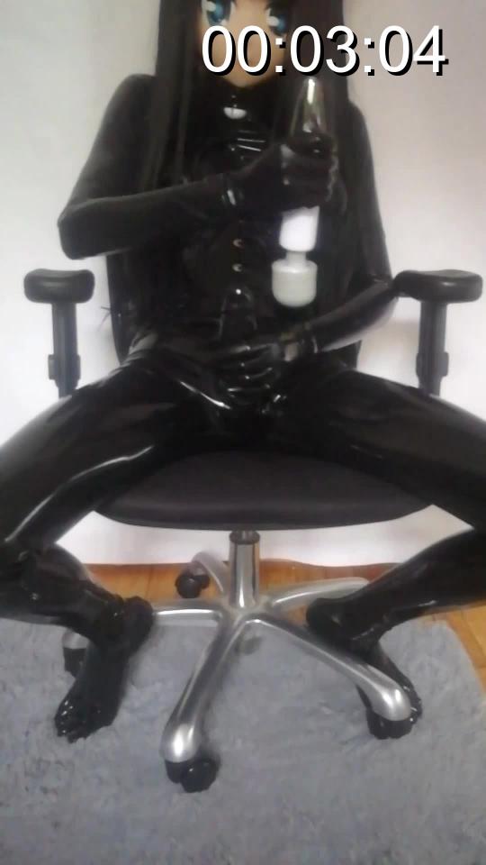 [kiger_UCM] Latex Suit Breathe Control Pt. 3 ©Kiger_UCM<br><br>Summary:<br><br>This time I will be using the plastic beg to restrain my breathe, and use the sex toys that I mentioned to play along with. Hopefully you will enjoy the show that I brought to you with latex suit. If you are interested in more contents from me, please support me by clicking the following button to stay tuned for further updates.