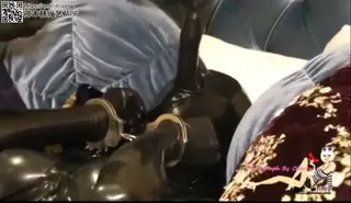 乳胶衣穿戴 美女乳胶衣穿戴，手铐