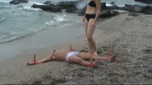 足で餌を与える女達 水責め・足舐め豚奴隷 足で餌を与える女達 水責め・足舐め豚奴隷<br><br>KFF-15<br><br>「ホラ、もっと水の中で苦しめ!お前は私のお尻の下で死ぬのよ!」「ホラ、足の裏に付いた餌を綺麗にお食べ!ハハ・・・顔を汚してまるで豚ね!」