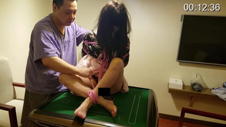 堵嘴/团缚/赤脚《女上司系列》第1番《日闲馆逆袭》在日式浴场内被下属强行逆袭捆绑堵嘴成为阶下囚 故事概要：霸道女装女董事在日闲馆心情不佳，助理日日住君每日受尽折磨，忍无可忍，机会，稍纵即逝。。。【影片拍摄】【雨晴绳道】QQ3181415312 微信Unahuuxi