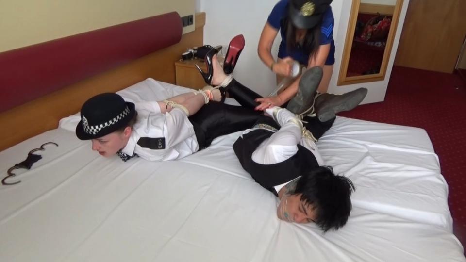 HOTEL BANDIT &amp; SCOTTISH COPPER ELBOW BOUND &amp; HOGTIED MILF GiGi's Bondage Fantasies站视频HOTEL BANDIT & SCOTTISH COPPER ELBOW BOUND & HOGTIED<br><br>gigi在和警官Kerry合作成功抓捕窃贼后背叛了自己的同伴<br><br>https://www.clips4sale.com/studio/63805/19780309/HOTEL BANDIT & SCOTTISH COPPER ELBOW BOUND & HOGTIED_MP4