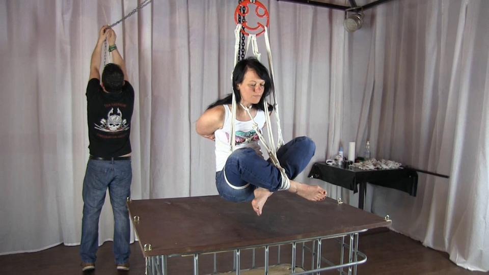 Suspension - Dresses cut off 1 of 2 Yvette Xtreme站视频Suspension - Dresses cut off 1 of 2<br><br>模特被S盘腿吊绑<br><br>https://www.clipspool.com/en/collections/suspension-dresses-cut-off-1-of-2?coming-from=clipspool.com<br><br>