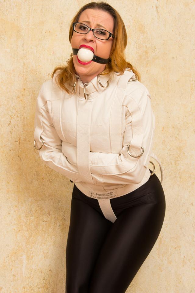 Serene Isley: Salesgirl Straitjacketed straitjacketed站视频Serene Isley: Salesgirl Straitjacketed<br><br>推销员Serene向客户展示拘束衣的用法<br><br>详细见截图<br>http://www.straitjacketed.com/payload.html