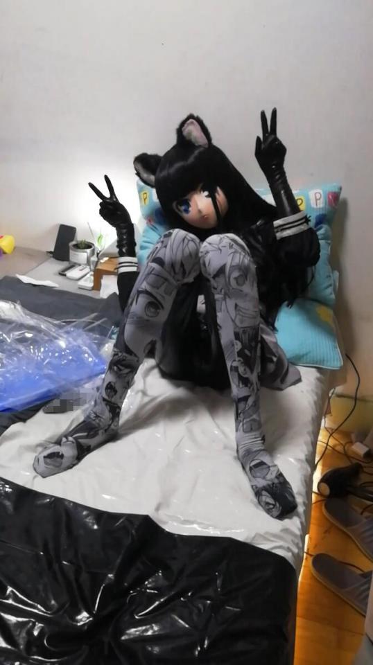 [Kiger_UCM] The Test of Thermal Sensitive Beg ©Kiger_UCM<br><br>Summary:<br><br>Friends have suggested me a new toy for breathe control, which is a thermal sensitive beg, which as the name suggested. it is sensitive to heat, and will tend to shrink when contacted by heat. Which I think is a great toy for breathe control and suffocation. So this time i decided to try it in my favorite latex suit, and for safety reason, I did not extend the duration of this video to my limit, so that I will not pass out. Hopefully you will understand it. If you are interested in more related contents from me, please click the "my videos" tab below for more!