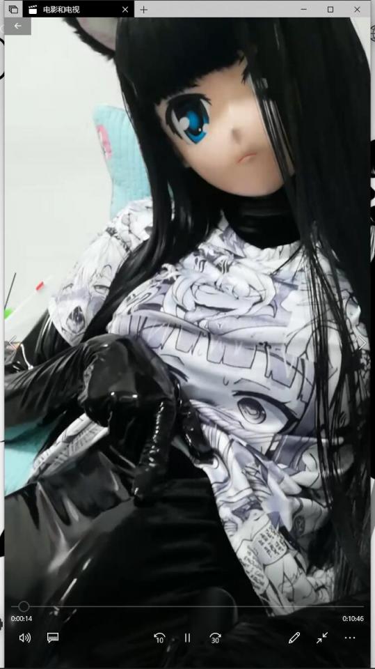 Kigurumi日常系自拍 这个呢是哦昨天录制的，由于昨晚上服务器有问题就一直无法提交这样。我是前天下午去裁缝铺那里把我穿烂掉的镜面紧身衣给上了上线，然后昨天中午收到了paluoli的阿黑颜T恤之后再配合之前买的阿黑颜长筒袜就正好可以拍一套快乐肥宅系列的套图。在拍完套图后紧接着就录了这个视频，除了手抖一切都好好这样。