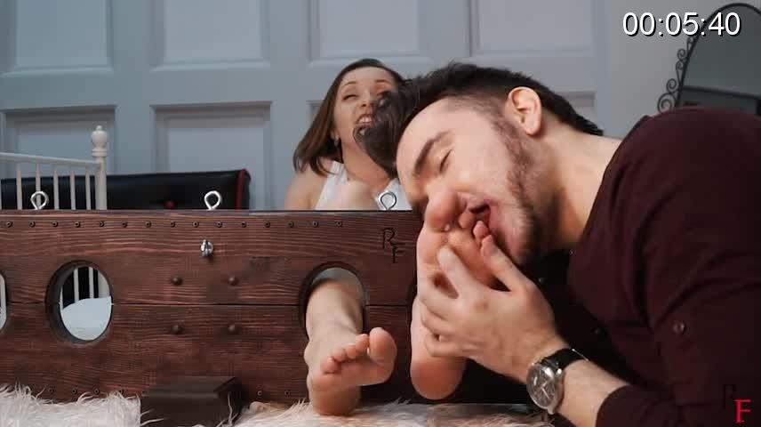 RussianFetish - Unmerciful most pleasant tickling - Log tickling ovenr her erogenous areas! 购买链接：https://www.clips4sale.com/studio/28730/19592849/Unmerciful most pleasant tickling - Long tickling over her erogenous areas! (FULL HD MP4)<br>俄罗斯美女被TK脚心