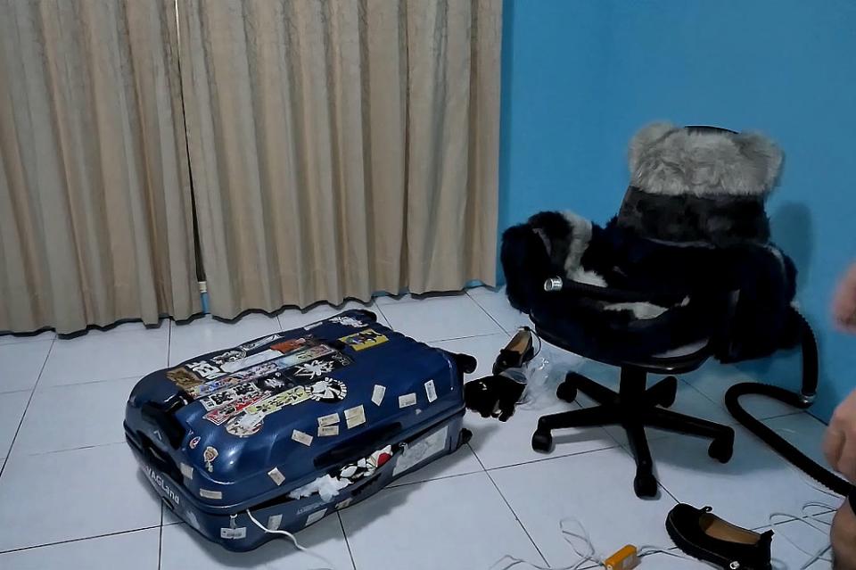 [CoronaDoll] The Breathe Control Training ©CoronaDoll<br><br>Summary:<br><br>Bound body, wearing a leather hood, only through the nose, breathing difficulties.<br>1. plus gas masks<br>2. 2M tube<br>3. Fully enclosed white leather hood<br>4. into the box off for 1 hour