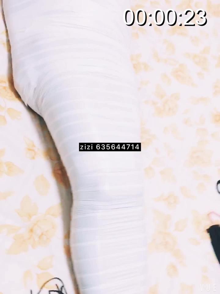 武汉女绳师zizi的木乃伊 这个视频是zizi的原创视频，包好木乃伊以后是应私m的要求拍摄并拿出来分享的。这次木乃伊的主题是惩罚，视频中会有鞭打的情节。我只是拿了其中的一小段出来分享。希望大家喜欢。另外zizi常驻武汉，可以现实约绑约金属约木乃伊。道具都有的绳子管够。家居也都是欧式风格刻意做过改动，有专门的吊缚房间跟捆绑房间。女绳师zizi的QQ/微信：635644714。